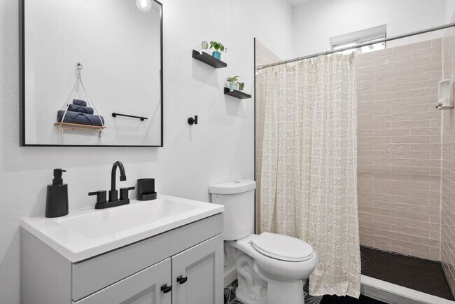 Building Photo - 921 E Hattie St