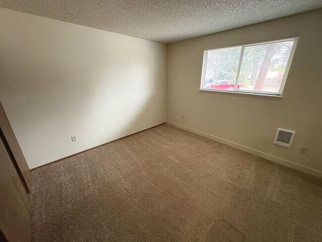 Building Photo - 2 Bed/1 Bath Unit Located in SE Bend Triplex