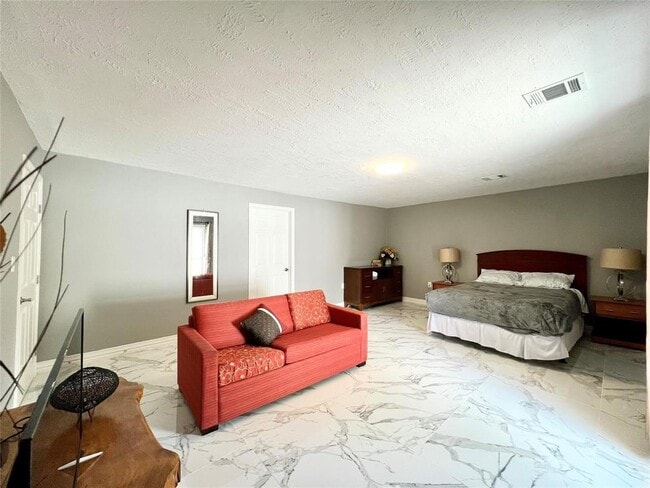 Building Photo - 12230 Fairpoint Dr