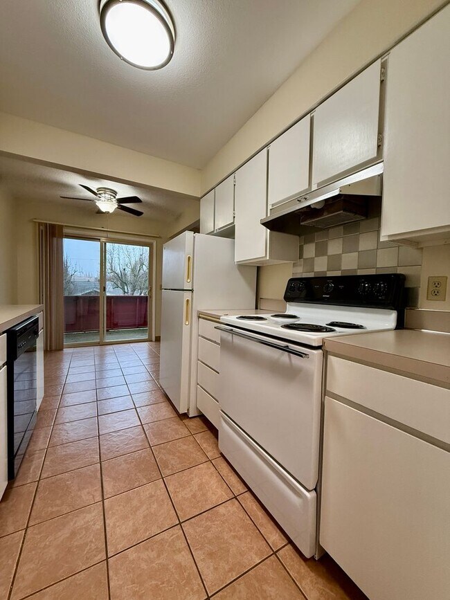 Building Photo - Vintage Upstairs 2 Bedroom With Patio In Hollywood District ~ Near It All! Off Street Parking~ Pe...