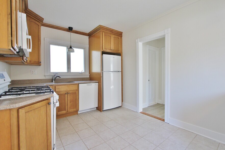 Kitchen - 552 Cumberland St