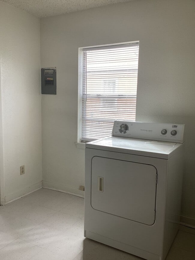 Building Photo - Cute 2 Bedroom with a little historical charm!  One block from ENMU!