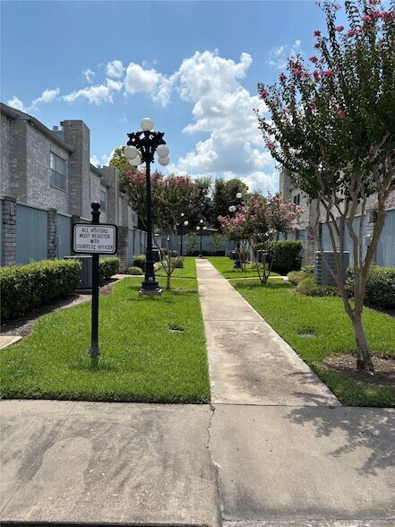 Building Photo - 622 Wilcrest Dr