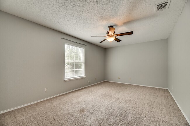 Building Photo - 4/2/2 in well established neighborhood