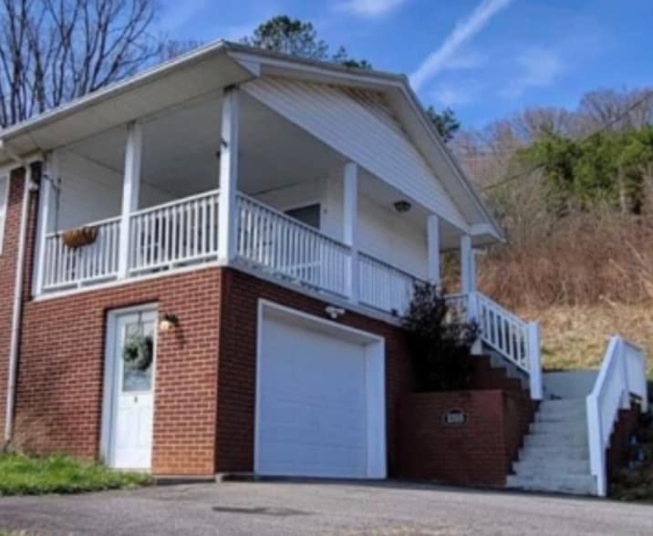 Building Photo - 1355 N Main St