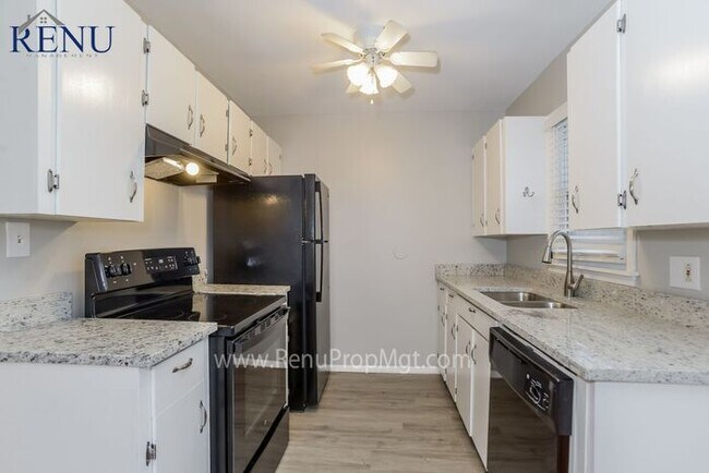 Building Photo - Available NOW! 3 bedroom Ranch Style Home ...