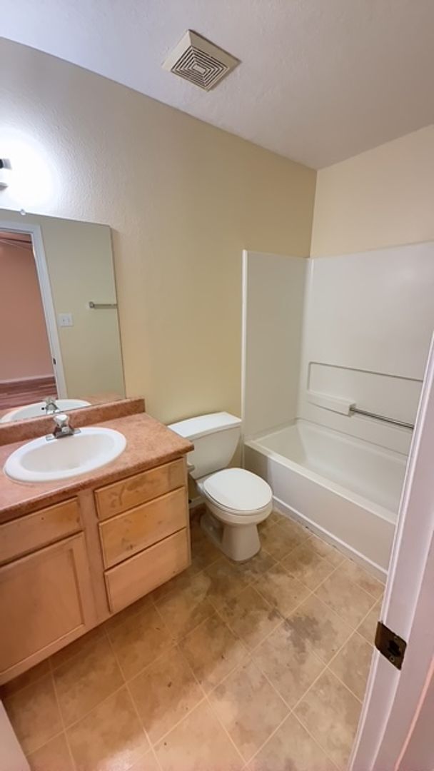 Building Photo - Discover this 3-bedroom, 2-bath home in northwest Albuquerque