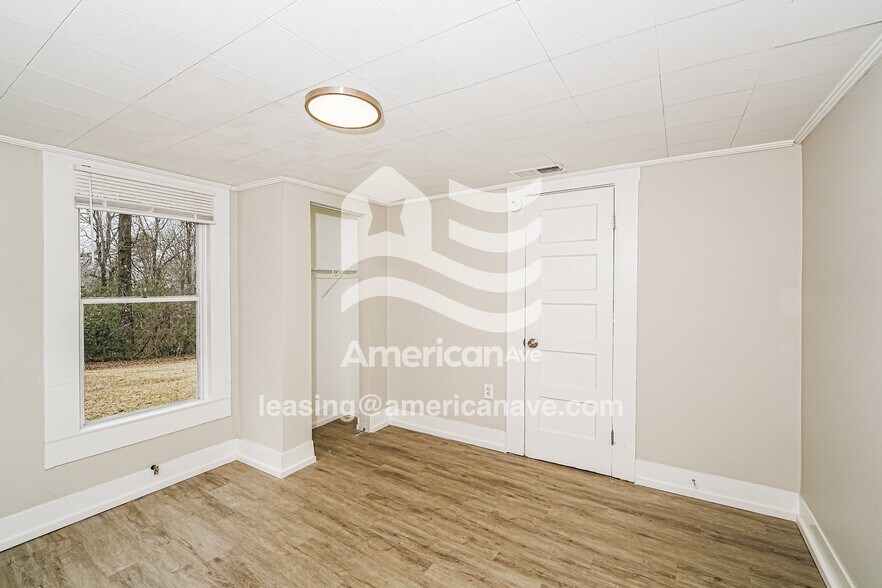 Building Photo - 917 School Terrace