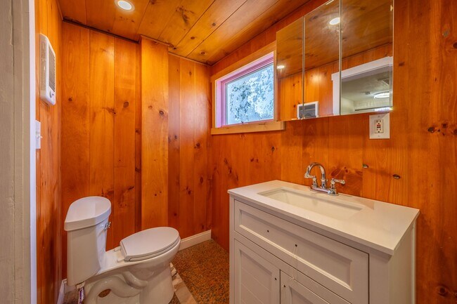 Building Photo - Available Now! Spacious 3-Bedroom Duplex in Griswold