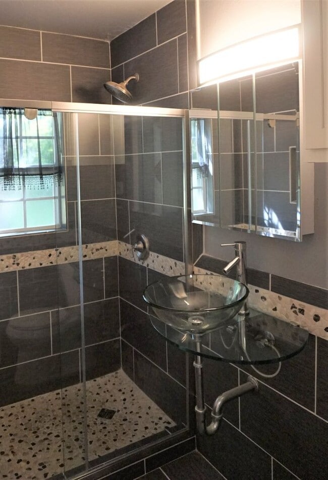Building Photo - 2 Bed 1 Bath 1 Car Garage in the Village R...