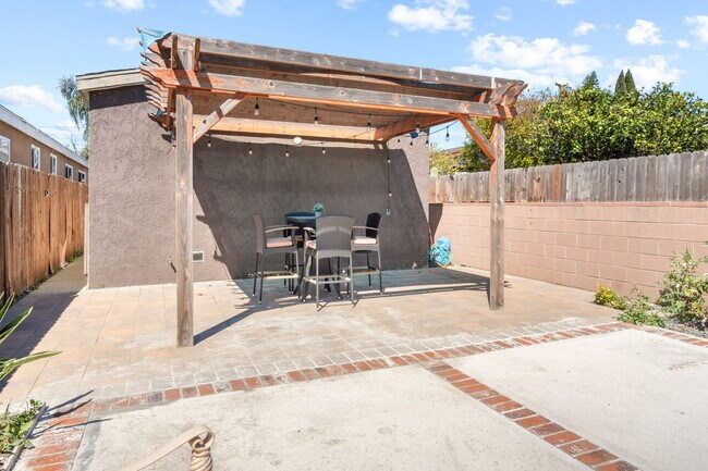 Building Photo - 1586 W Cameron St