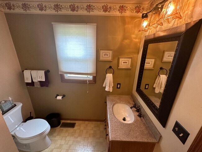 Building Photo - Large 3 Bed 2 Bath Home!