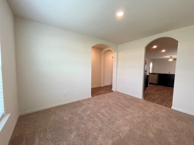 Building Photo - 313 Cres Park Dr