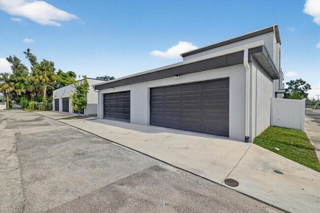 Building Photo - 423 W Amelia Ave