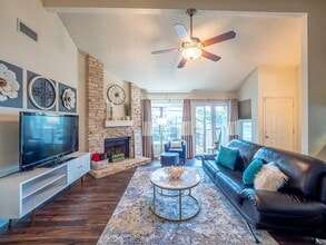 Building Photo - 16911 Village Oak Loop