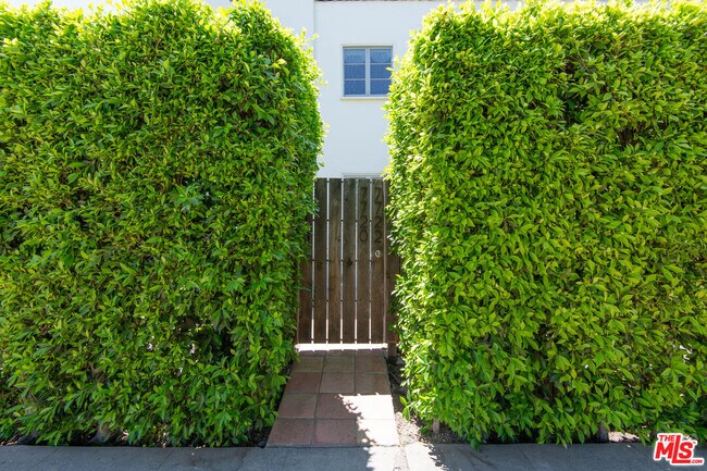 Building Photo - 7714 Rosewood Ave