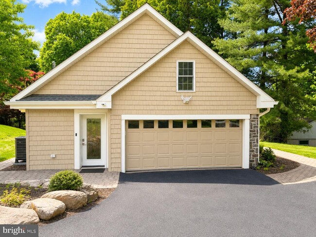 Building Photo - 425 Woodhill Rd