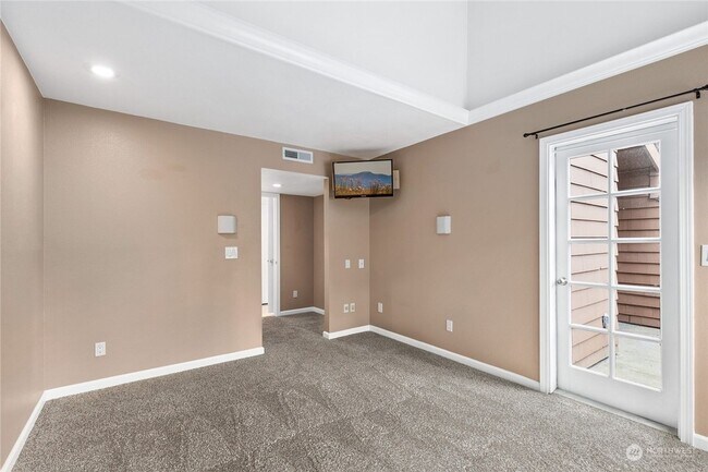 Building Photo - Great 1bed 1bath Location in Kirkland! Next to Village at Totem Lake Mall