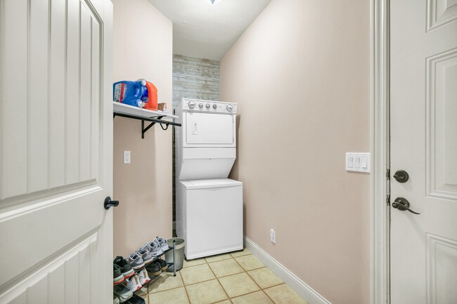 Building Photo - 1504 Stonebluff Ct