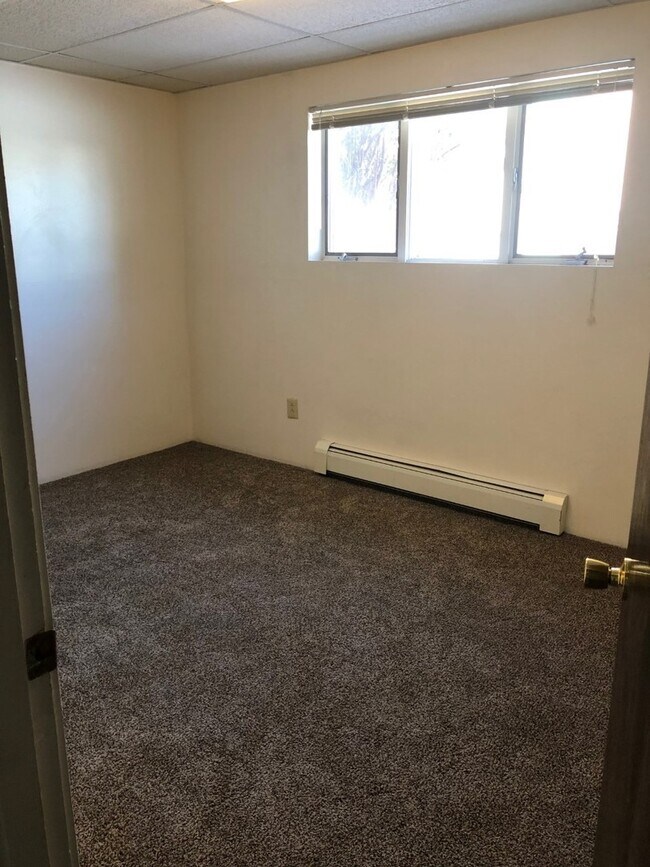 Building Photo - Pet Friendly! Great 2 bedroom one bath gar...