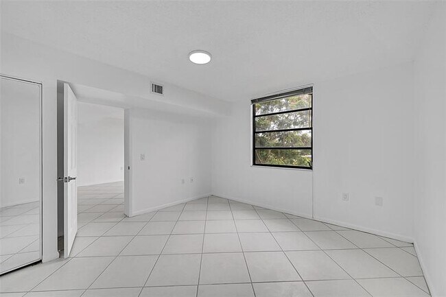 Building Photo - 1703 Whitehall Dr