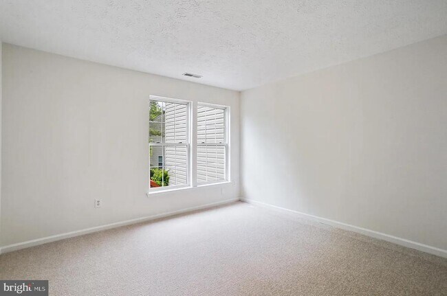 Building Photo - 15 Silver Birch Ct