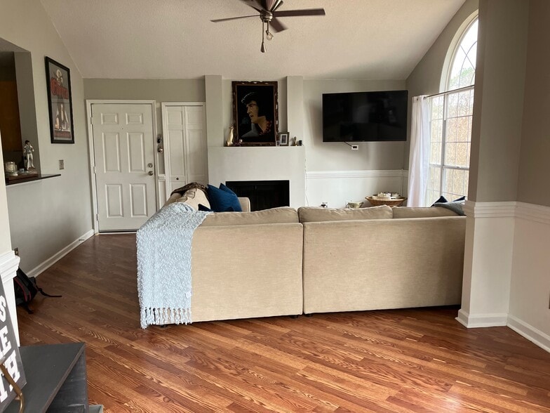 Livingroom - 709 Cypress Pointe St