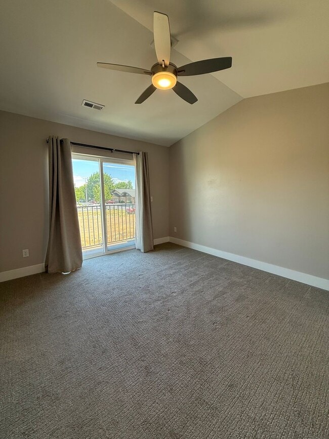 Building Photo - Stunning 3 bedroom townhome.