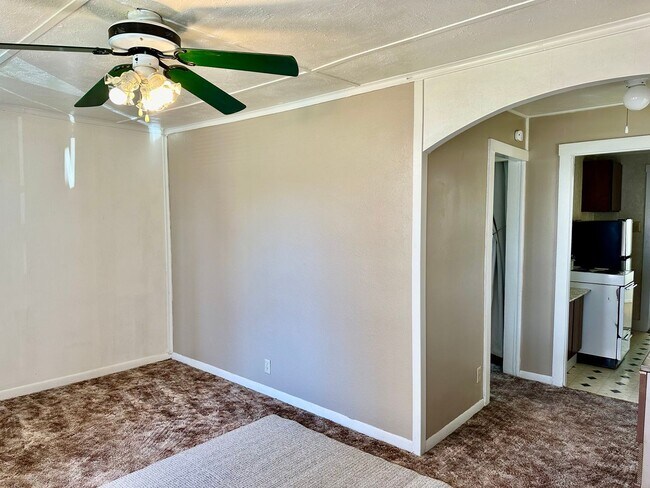 Building Photo - Hard to find 1 Bed 1 Bath House