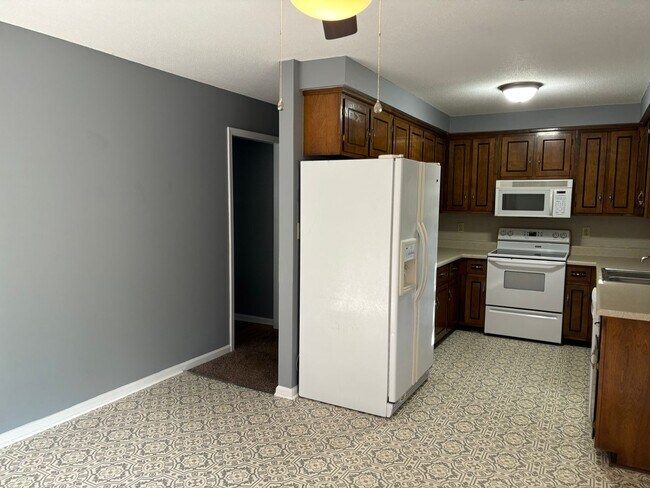 Building Photo - 171 W Regent Dr