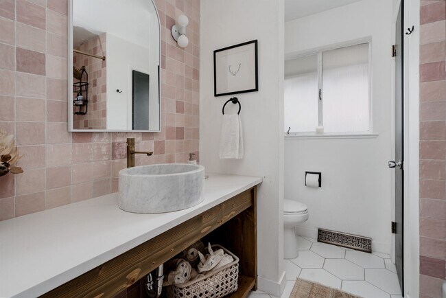 Building Photo - Chic 3BD, 3BA Mid-Century Home in Wheat Ri...