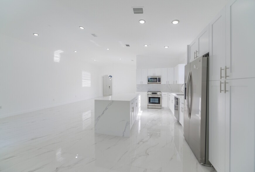 Building Photo - 5290 SW 134th Ave