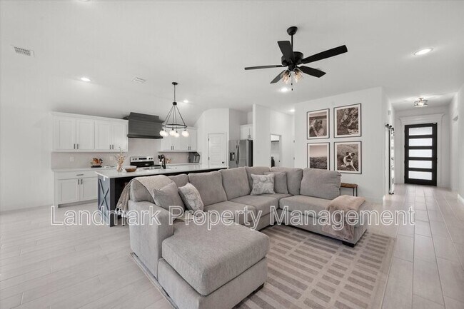 Building Photo - 816 Tesslynn Ave