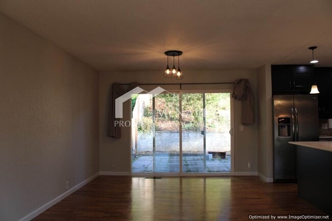 Building Photo - 3-Bedroom Split-Level Home with Garage