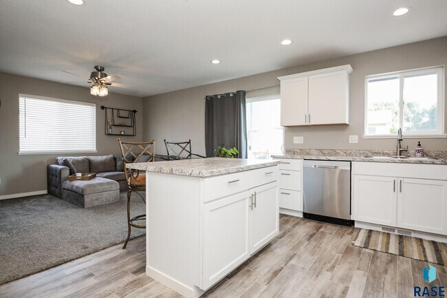 Building Photo - 1600 East 69th St N