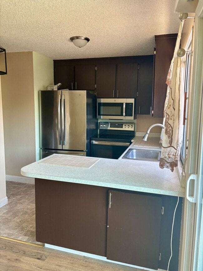 Building Photo - Light and Bright Townhouse in Sought-After...
