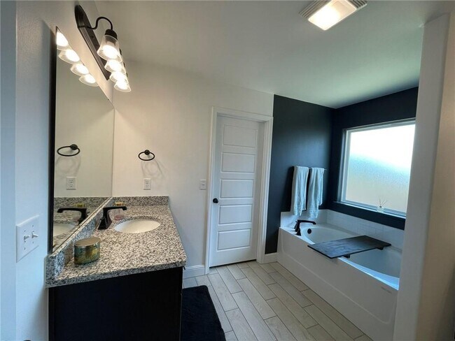 Building Photo - 2415 England Ln