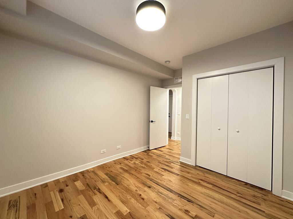 Building Photo - 643 W Wrightwood Ave