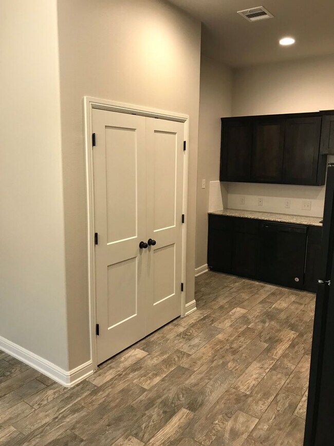 Building Photo - Spacious 3 Bed / 2 Bath Duplex in Trimmier...
