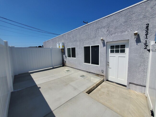 Building Photo - 2323 Lemon Ave