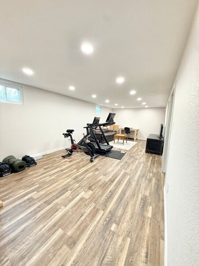 Building Photo - Renovated home on Yosemite for rent!