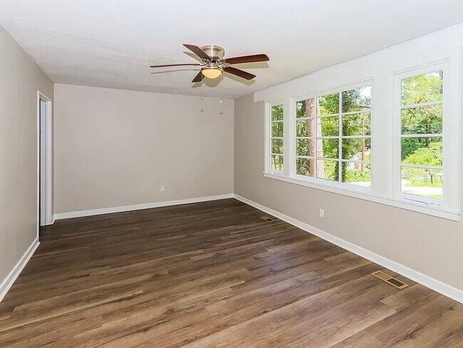 Building Photo - 4584 Shadow Lawn Dr