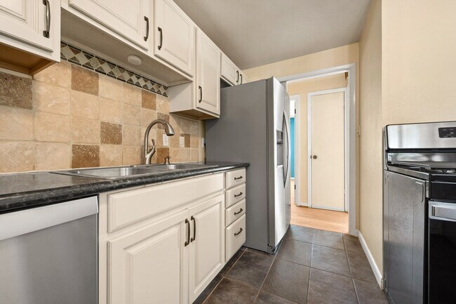 Building Photo - 2140 Robin Dr