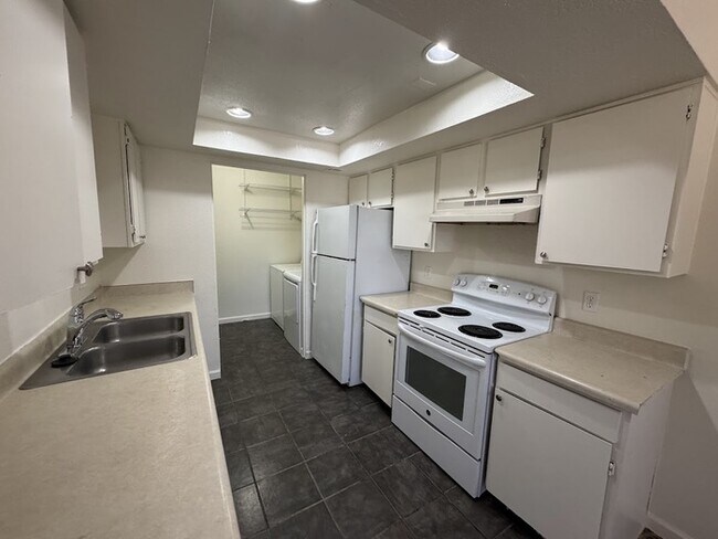 Building Photo - Maryvale 3br Townhome