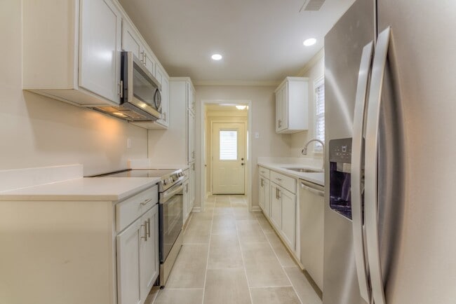 Building Photo - Charming 3-Bedroom Home with Modern Upgrades and Spacious Backyard in a Peaceful Neighborhood