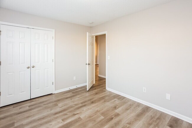 Building Photo - 234 Glencroft Dr