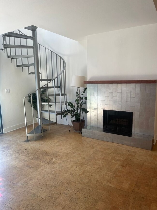 Building Photo - Hollywood Luxury 2 Bed Condo!