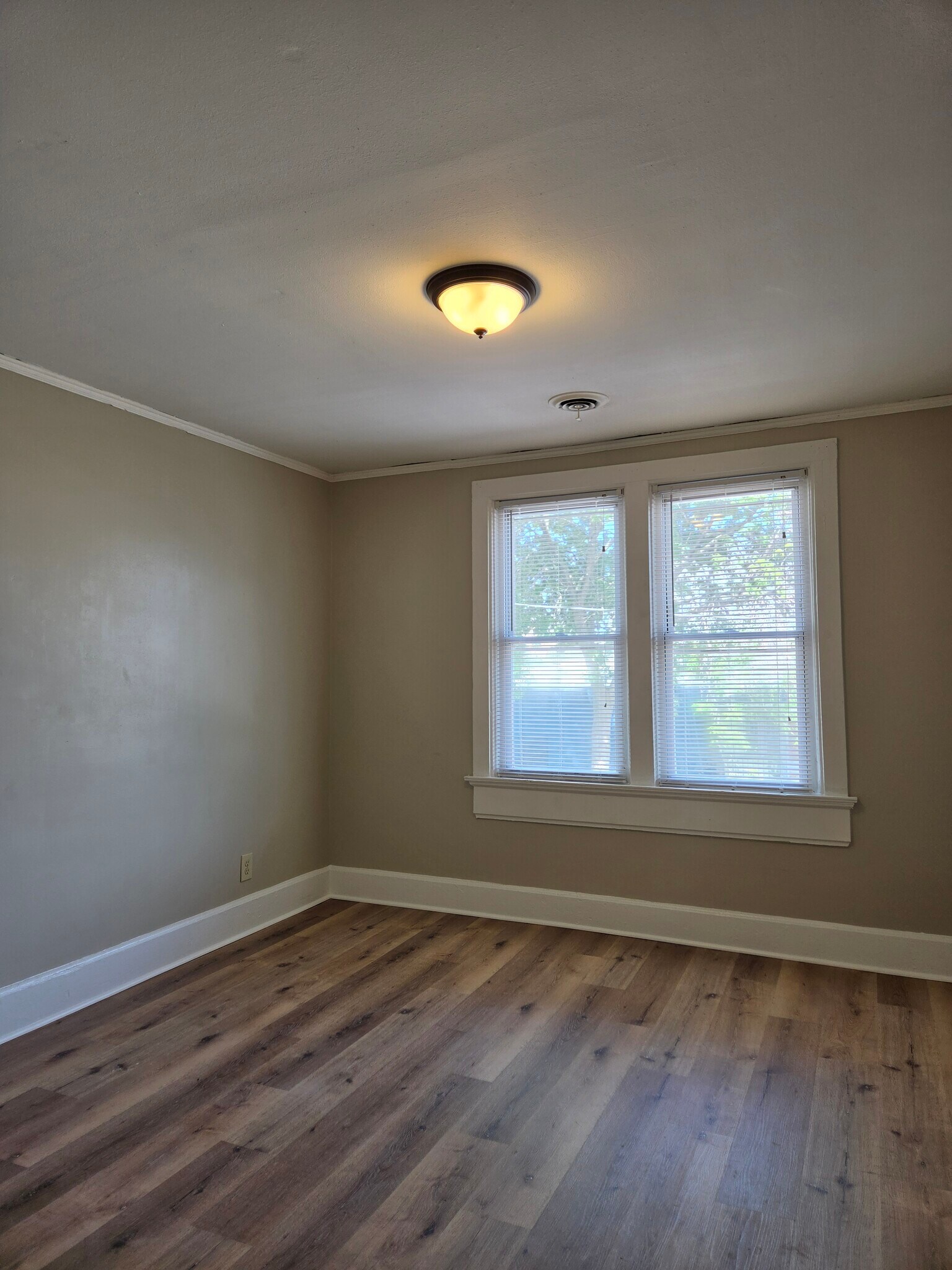 Building Photo - 2213 S Robinson Ave