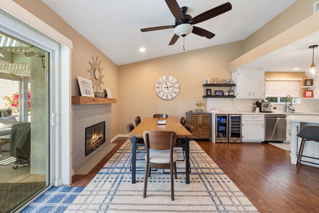 Building Photo - 43911 La Carmela Dr