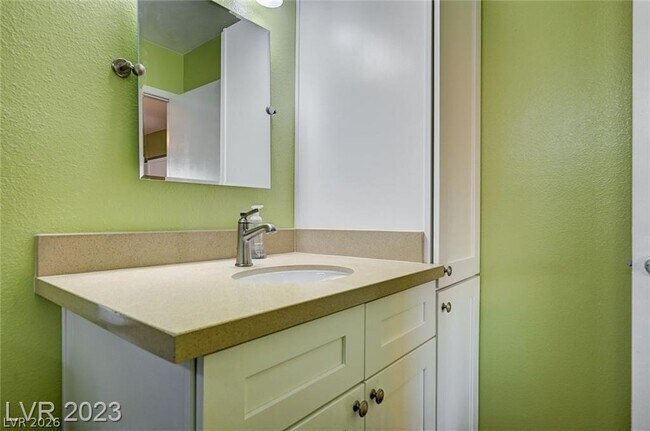 Building Photo - 760 Thousand Oaks Dr